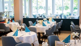 Restaurant Clipper mit gedeckten Tischen und eleganter Atmosphäre